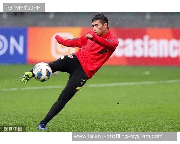 千人渔村见证奇迹19岁国青队长艾菲尔丁租借经历揭秘